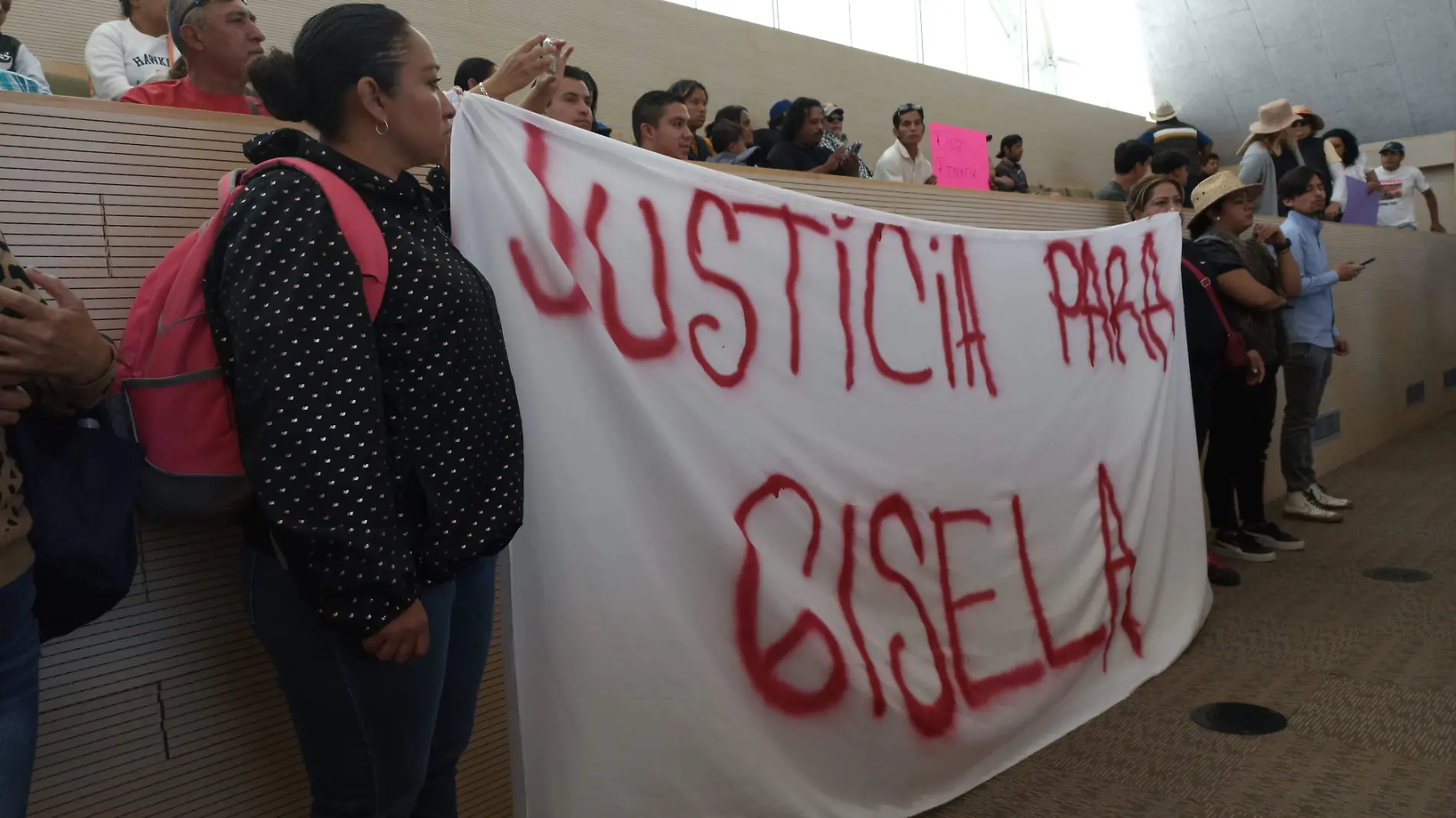 CON PINTAS Y GRITOS DE JUSTICIA, EXIGE MORENA ESCLARECIMIENTO SOBRE EL ASESINATO DE GISELA GAYTÁN(4)